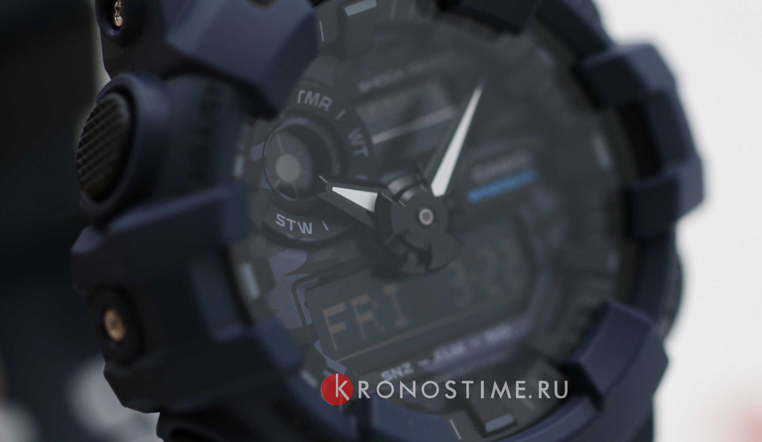 Casio Casio G-Shock GA-700CA-2ADR (GA-700CA-2A) мужские часы  циферблат на запястье